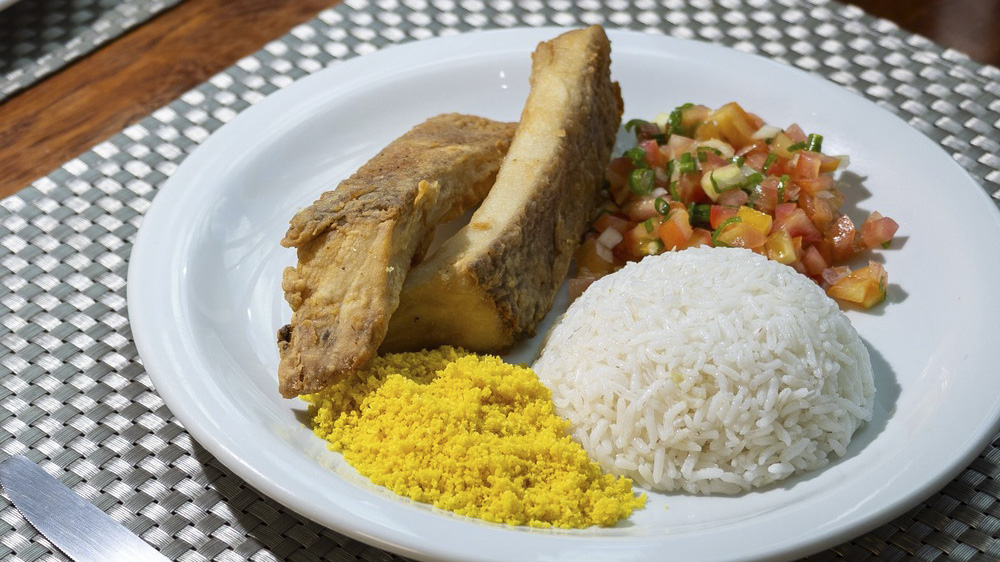Almoço com peixe frito e acompanhamentos | Restaurante Planalto, Rurópolis – PA Prato de almoço com peixe frito, arroz branco, farofa amarela e vinagrete no Restaurante Planalto, em Rurópolis, Pará.