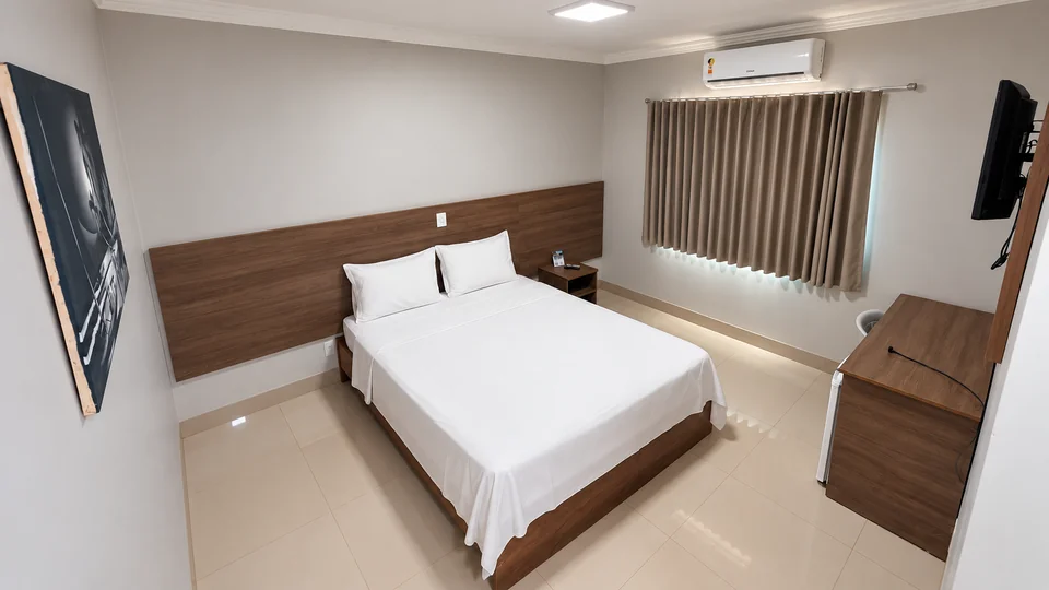 Suíte Individual/Casal do Planalto Palace Hotel em Rurópolis, com cama de casal, ar-condicionado, TV e frigobar.